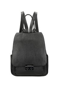 Czarny skórzany plecak z teksturowanym wykończeniem, z klapą, dwoma regulowanymi paskami na ramiona oraz przednią kieszenią z metalowymi elementami.
