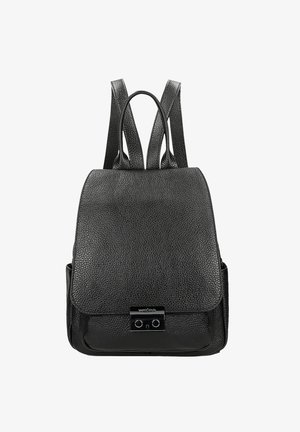 Černý kožený batoh s texturovaným povrchem, klopovým uzávěrem, dvěma nastavitelnými ramenními popruhy a přední kapsou s kovovými detaily.
