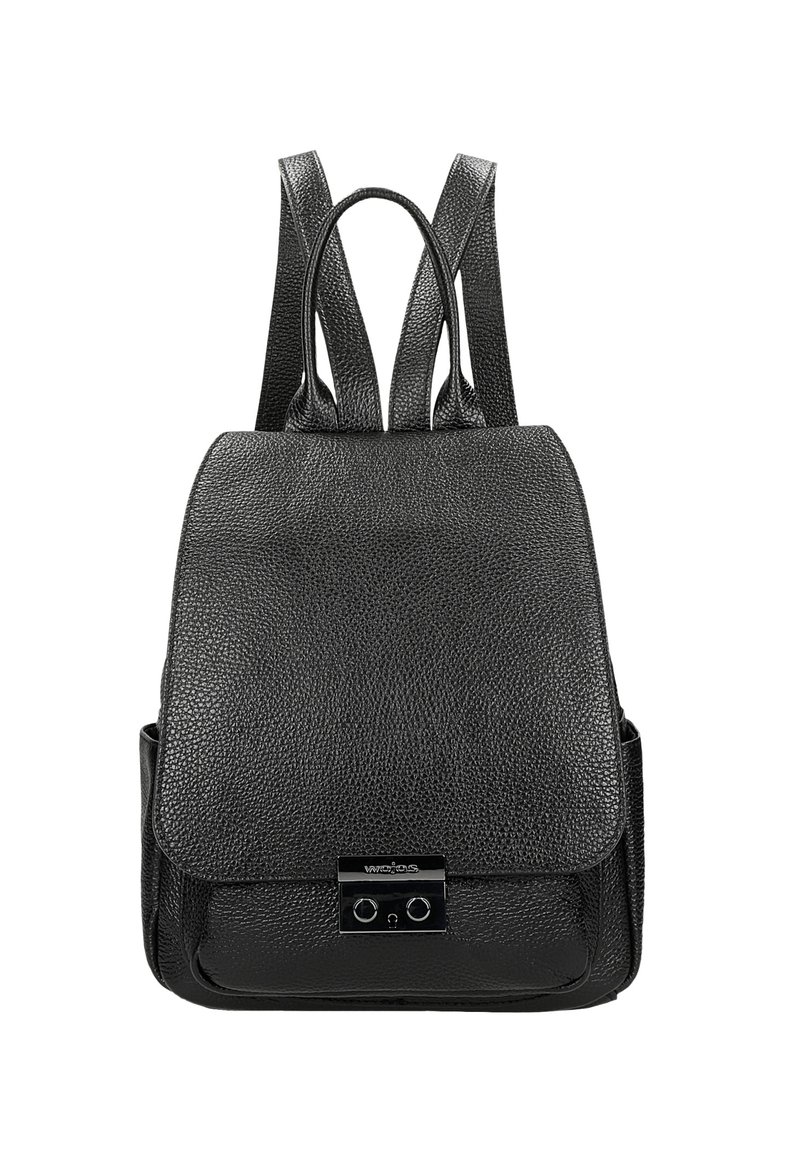 Czarny skórzany plecak z teksturowanym wykończeniem, z klapą, dwoma regulowanymi paskami na ramiona oraz przednią kieszenią z metalowymi elementami.