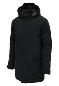 Giacca nera isolata con cappuccio, caratterizzata da una texture liscia, chiusura frontale con zip e dettagli di cuciture triangolari sul corpo.