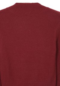 Maglione lavorato a maglia di un rosso intenso, texture leggera, scollatura a costine, colore uniforme, senza motivi o decorazioni, finitura morbida.