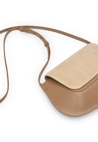 Sac bandoulière en cuir tan avec un rabat en suède. Forme courbée, bandoulière réglable et design minimaliste avec des détails de couture visibles.