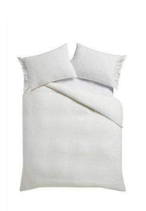 Weißer Bettbezug und zwei passende Kissen mit Rüschensaum auf einem Bett, zentriert auf weißem Hintergrund dargestellt.