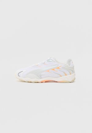 Baskets athlétiques blanches et gris clair avec des accents orange et une tige en mesh texturé, vues de côté extérieur sur un fond clair uni.