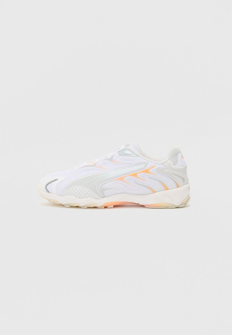 Baskets athlétiques blanches et gris clair avec des accents orange et une tige en mesh texturé, vues de côté extérieur sur un fond clair uni.