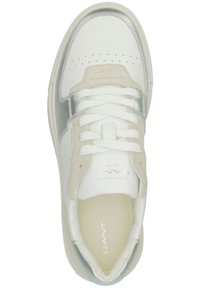 Weiße Sneaker mit silbernen Akzenten, Wildleder- und synthetischen Materialien, runder Zehenform, flachen Schnürsenkeln und perforierten Details im Zehenbereich.