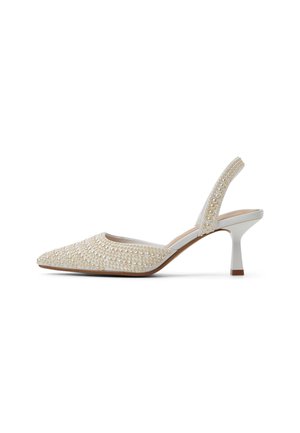 Scarpa slingback bianca con punta affusolata, adornata con decorazioni simili a perle e un tacco sottile. Texture liscia, design elegante.