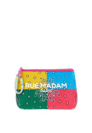 Piccola pochette rettangolare con sezioni gialle, blu, verdi e rosse, motivi paisley bianchi, zip rosa e tiretto con perline che forma "Rue Madam."