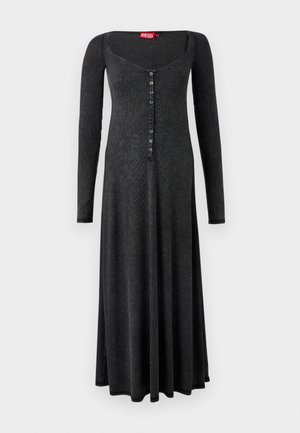 Rochie neagră cu mâneci lungi din material reiat, cu un decolteu adânc și o fenta cu nasturi în față, având o siluetă fluidă.