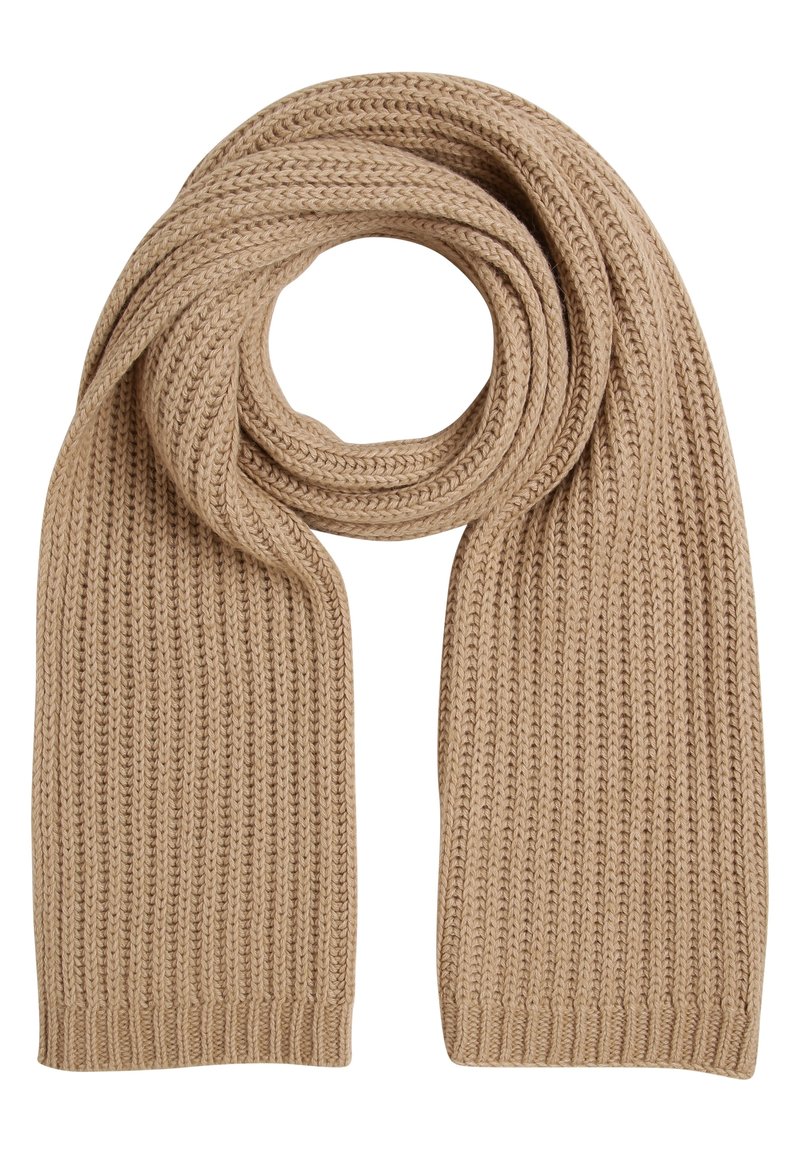 Écharpe beige en tricot avec un motif de point de côtes épaisses, pliée en boucle avec les deux extrémités pendant.