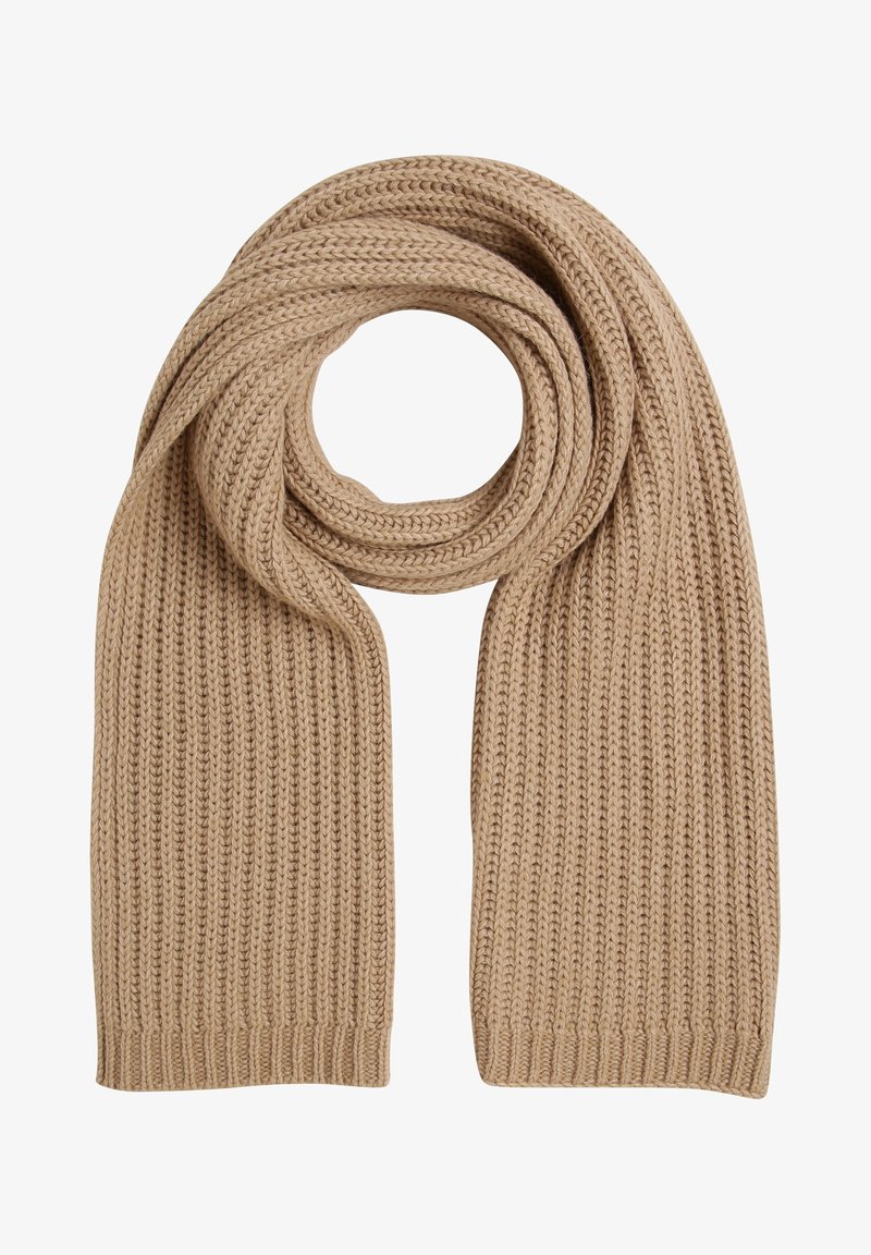 Écharpe beige en tricot avec un motif de point de côtes épaisses, pliée en boucle avec les deux extrémités pendant.