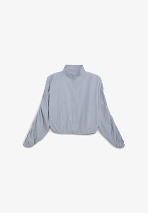 Veste bomber cintrée gris clair, confectionnée en tissu lisse, avec un col montant, une fermeture éclair à l'avant et des poignets élastiqués avec des manches bouffantes.