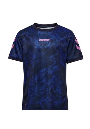 Granatowa sportowa koszulka z delikatnym czarnym wzorem, różowym logo "hummel" na piersi oraz różowymi paskami w kształcie jodełki na rękawach.