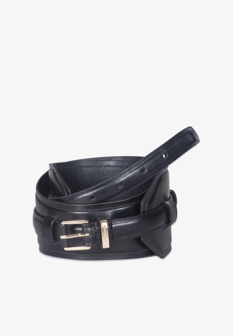Svart läderbälte med en slät yta, dubbel spänne och metalldetaljer. Har flera hål för justerbar storlek.