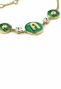 Collana in oro con accenti circolari verdi dai motivi di malachite e gemme trasparenti, con un elemento di design prominente a forma di "A".