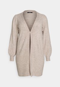 Cardigan lungo beige realizzato in morbido maglione dalla trama strutturata. Presenta una scollatura a V, apertura frontale e maniche a sbuffo. Senza chiusure o fissaggi visibili.