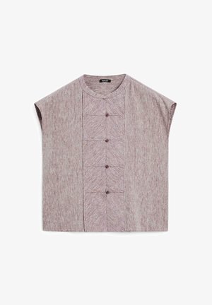 Haut à manches courtes en tissu mauve chiné doux avec un devant à boutons et des détails texturés. Caractéristiques : poches carrées et encolure ronde.