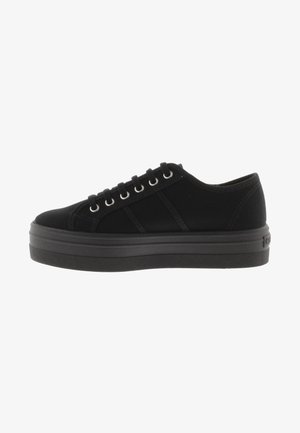 Zwarte low-top sneaker met dikke rubberen zool, stoffen bovenwerk en zes paar metalen veterogen met zwarte veters.