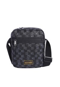 Bolso bandolera negro con una tela estampada que presenta texto repetido. Tiene una correa ajustable, un cierre de cremallera y un parche de logo en el frente.