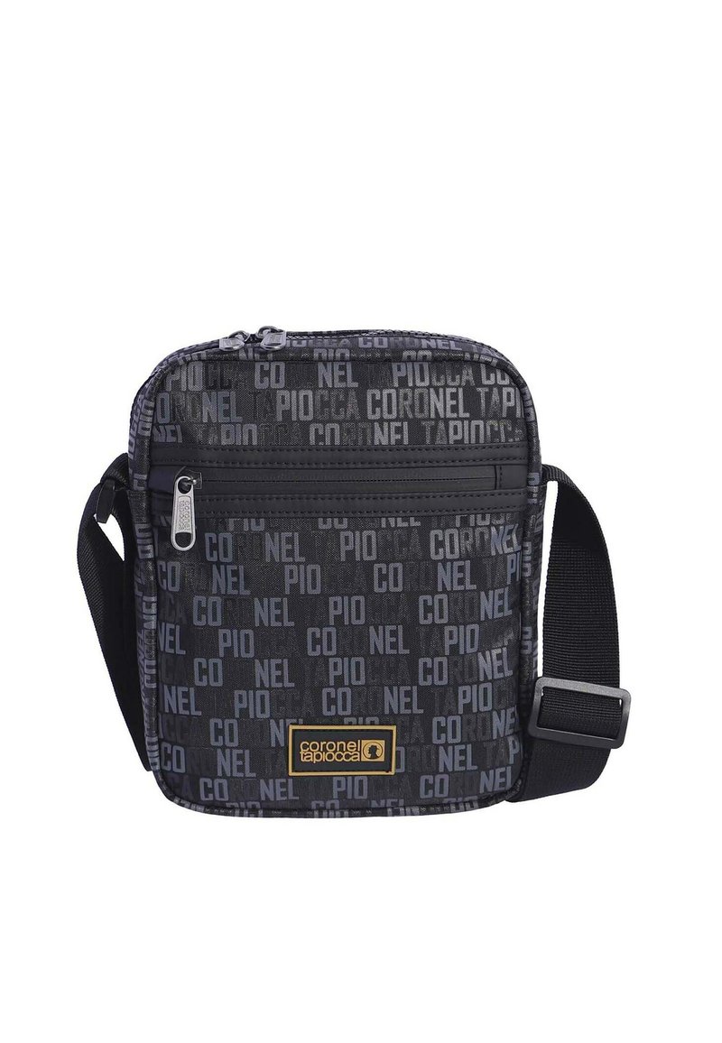 Bolso bandolera negro con una tela estampada que presenta texto repetido. Tiene una correa ajustable, un cierre de cremallera y un parche de logo en el frente.