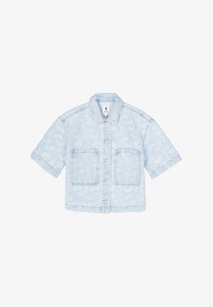 Veste en denim bleu clair à manches courtes, motif texturé, deux poches frontales et fermeture à boutons. Dispose d'un col classique.