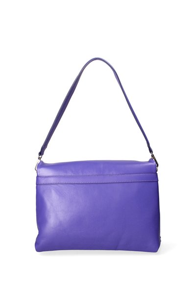 Sac à main en cuir violet avec une texture lisse, une forme rectangulaire plate et une seule sangle. Présente un détail de couture supérieur subtil.