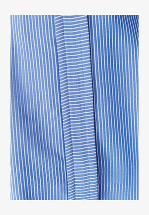 Blauwe gestreepte stof met dunne witte strepen. De textuur lijkt glad met een lichte glans en toont een gestructureerd ontwerp.