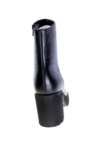 Stivale alla caviglia in pelle nera con tacco spesso, dotato di chiusura con zip sul retro e superficie liscia. Design minimalista senza motivi visibili.