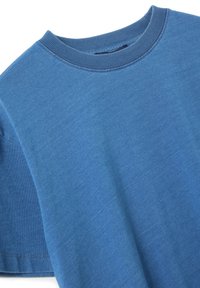 Blauwe katoenen T-shirt met een ronde hals, korte mouwen en een zachte textuur. Eenvoudig ontwerp met een effen kleur en zonder patronen of versieringen.