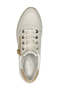 Baskets en cuir blanc avec fermeture éclair dorée, bout rond et lacets blancs. Doublure intérieure douce ; logo imprimé à l'intérieur, accents beiges sur la semelle.