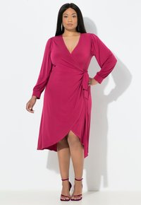 Vestito avvolgente magenta con maniche lunghe, dotato di vita con fiocco, profondo scollo a V e orlo asimmetrico. Tessuto morbido e silhouette casual.