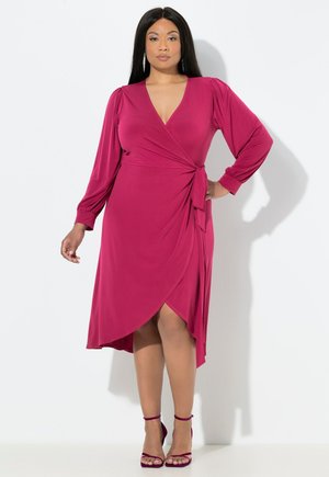 Vestido envolvente magenta con mangas largas, que presenta un cinturón ajustable en la cintura, escote en V profundo y un dobladillo asimétrico. Tela suave y silueta casual.
