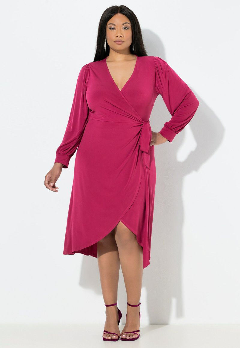 Vestito avvolgente magenta con maniche lunghe, dotato di vita con fiocco, profondo scollo a V e orlo asimmetrico. Tessuto morbido e silhouette casual.