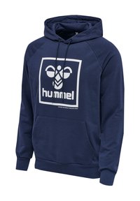 Granatowa bluza z kapturem, kieszenią z przodu, regulowanym sznurkiem kaptura oraz białym logo Hummel z stylizowaną pszczołą i napisem „hummel”.