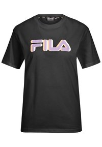 Camiseta negra de algodón con un gran logo de "FILA" en colores rosa y púrpura. Cuello redondo clásico y mangas cortas.