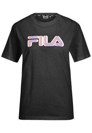 T-shirt di cotone nera con un grande logo "FILA" multicolore in tonalità di rosa e viola. Collo a giroclassico e maniche corte.