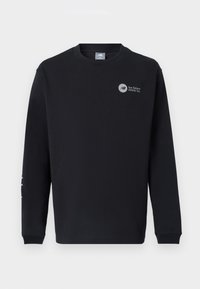 Μαύρο φούτερ με μακριά μανίκια κατασκευασμένο από μαλακό ύφασμα. Διαθέτει στρογγυλή λαιμόκοψη, ριμπ μανσέτες και λογότυπο στο στήθος και το μανίκι. Απλός, κλασικός σχεδιασμός.