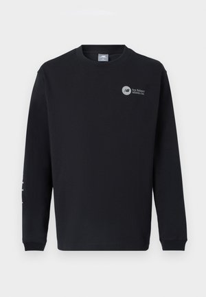 Čierna mikina s dlhým rukávom vyrobená z mäkkej látky. Má okrúhly výstrih, rebrované manžety a logo na hrudi a rukáve. Jednoduchý, klasický dizajn.