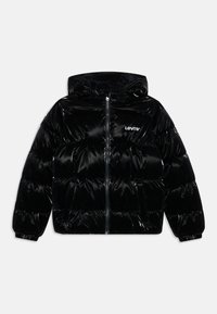 Svart puffjacka med en blank yta, dragkedja fram, huva och elastiska ärmslut. Har Levi's logotyp i vitt på vänster bröst.