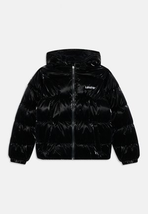 Doudoune noire avec une finition brillante, fermeture éclair à l'avant, capuche et poignets élastiques. Arbore le logo Levi's en blanc sur la poitrine gauche.