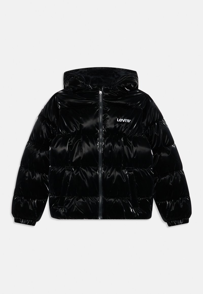 Svart puffjacka med en blank yta, dragkedja fram, huva och elastiska ärmslut. Har Levi's logotyp i vitt på vänster bröst.