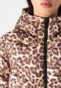 Kurtka puchowa w panterkę w odcieniach brązu i beżu, z zamkiem błyskawicznym, kapturem i pikowaną teksturą.