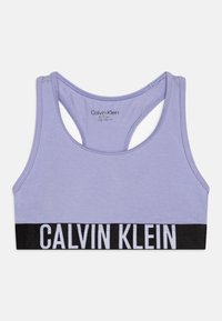 Lila sportmelltartó, scoop nyakkivágással és versenyhátsó kialakítással. Fekete elasztikus pánton fehér "CALVIN KLEIN" logó található. Puha anyagú textura.