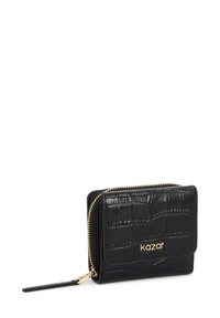 Fekete bőr pénztárca krokodilmintázattal, arany cipzárral és fém alkatrészekkel. Cipzáras záródással rendelkezik, valamint egy kis pánttal a könnyű hordozhatóság érdekében.