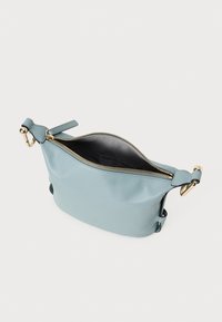 Bolsa de couro azul claro com abertura com fecho, detalhes em metal dourado e textura suave. Interior forrado em tecido escuro.