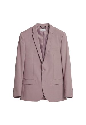 Blazer da uomo viola malva con un bottone, rever con intaglio, due tasche anteriori con patta e una tasca sul petto a fessura, appeso su uno sfondo bianco.
