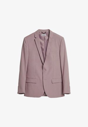 Muški sakoa u boji marelice s jednim gumbom, reverima s urezom, dva prednja džepa s poklopcima i jednim prsni unutarnji džep, visi na bijeloj pozadini.