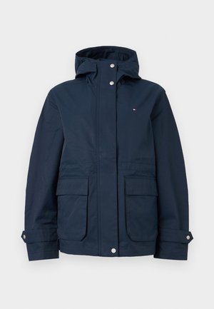 Μπλε σα navy σακάκι με κουκούλα, κλείσιμο με κουμπιά στην μπροστινή πλευρά, δύο τσέπες με καπάκι, ρυθμιζόμενα μανίκια και μικρό λογότυπο στο στήθος.