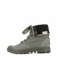 Stivale alto grigio con tomaia in tessuto texture e suola in gomma, caratterizzato da un risvolto in corduroy nero e un evidente dettaglio di branding.