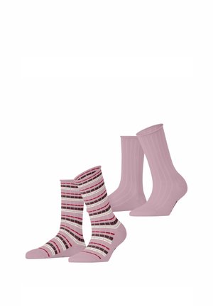 Due paia di calzini a metà polpaccio, uno rosa chiaro tinta unita e uno con un motivo a righe rosa, rosso, bianco e marrone.